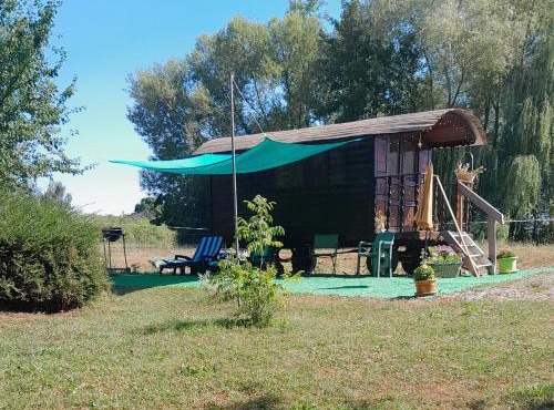 La roulotte au bord de l'étang