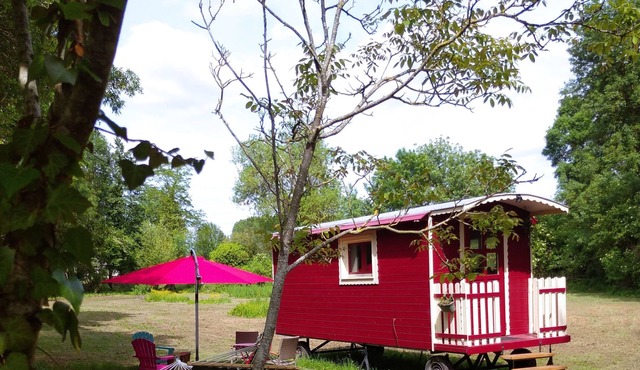 La Roulotte Du Moulin De Palet - Location Roulotte Rouge