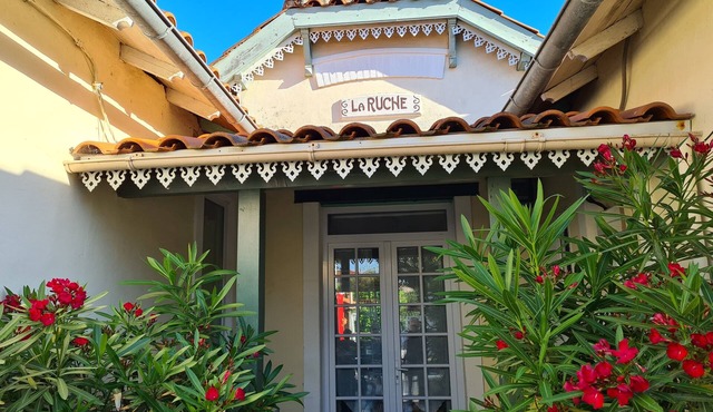 La Ruche, charming villa, enclosed garden, 5 min walk to beaches and pedestrian street