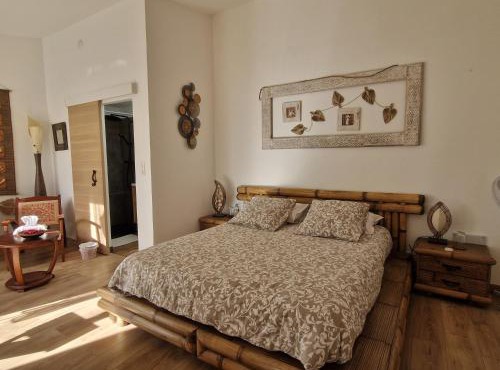 La sérénité Balinaise, chambre et sdb privée, jardin , piscine en saison, près de Chantilly, parc Astérix et CDG et Paris en 20'