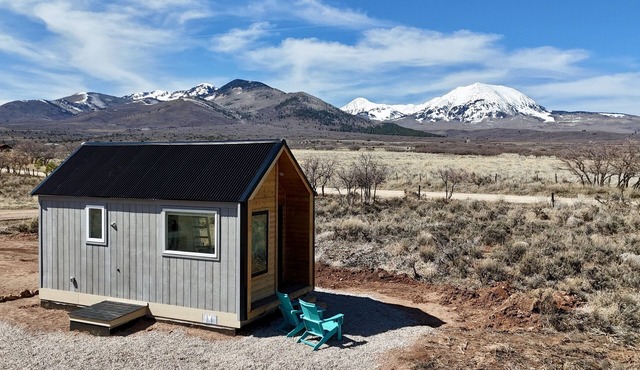 La Sal Lookout – A Tiny Retreat with Big Views