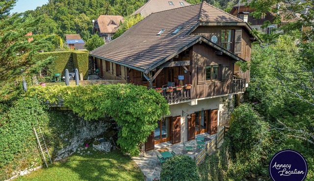 🌲 La Scierie d'Angon – Charm just steps from the lake Welcome to La Scierie d’Angon, a property full of character and unique history, nestled between lake and mountains just a short walk from the beaches of Talloires.