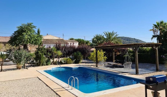 LA SIERRA CASA - Beautiful villa with huge garden swimming pool and games room