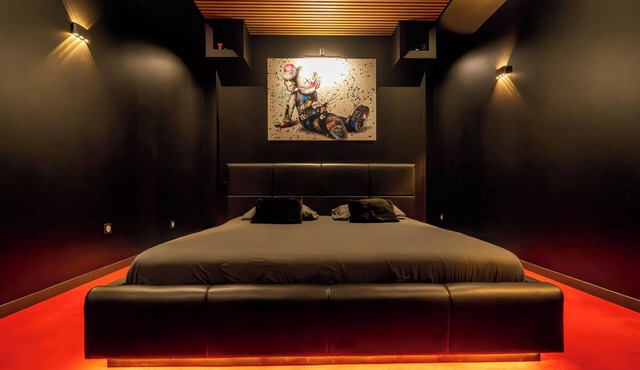 La Suite d'Exception: Cinéma Privé & Spa de Rêve" (The Exceptional Suite: Private Cinema & Dream Spa)