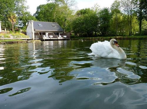 La suite du paysan terrasse privative avec salon de jardin et bain de soleil cuisine privé bain à remous privatif plage de sable fin à 7 mn