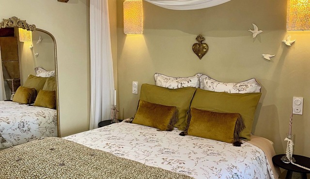 La Suite Drômoise 1809 Country chic accommodation with Spa bath