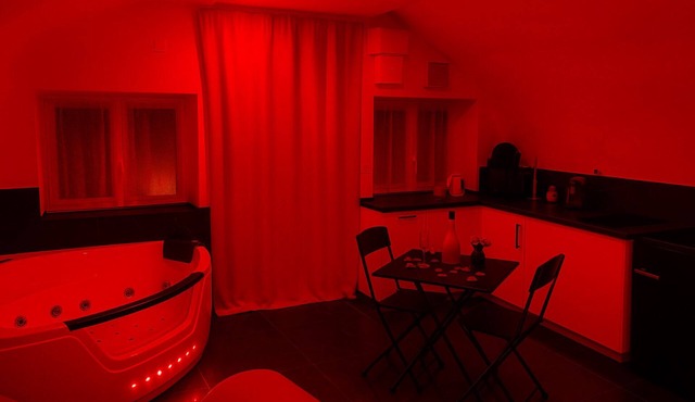 La suite miroir, La suite miroir, love room with jacuzzi between Aix and Marseille.