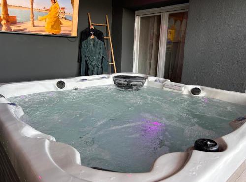 la suite prestige avec SPA SAUNA NETFLIX JARDIN
