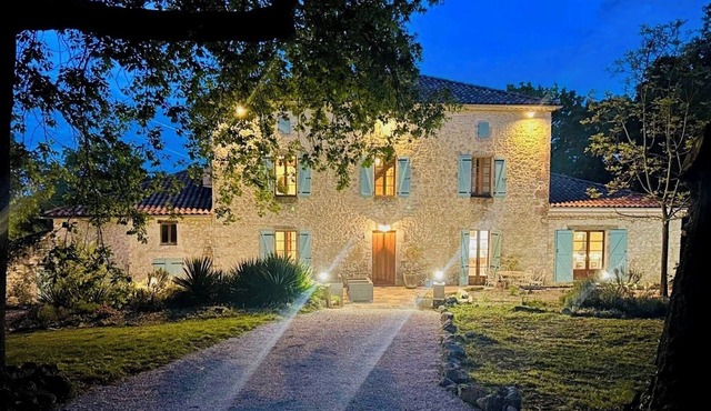 La Taillade: 7 bed country house in idyllic location with pool, hot tub and A/C