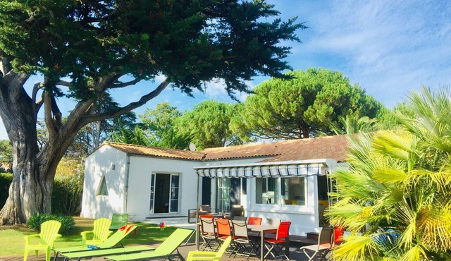 La Tanière, piscine et 300m de la mer