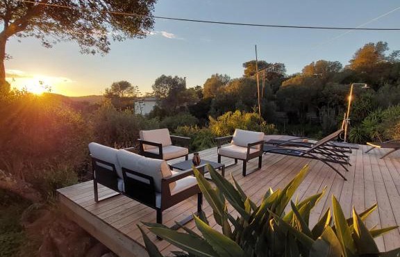 LA TERRASSE DES LAURIERS SUR L'ÎLE DU LEVANT