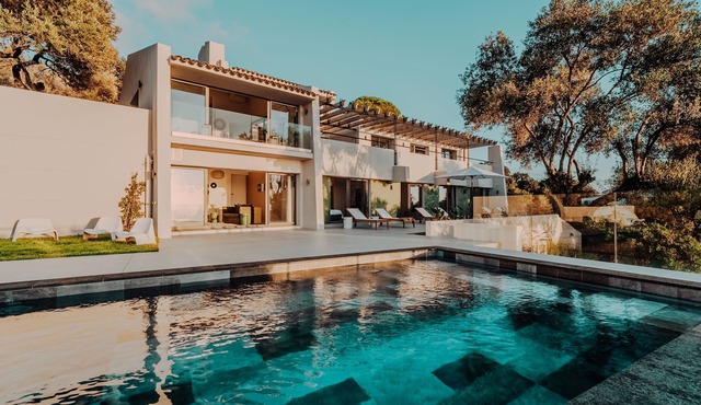 La Thébaïde – Luxury Villa with Saltwater Pool and Sea View