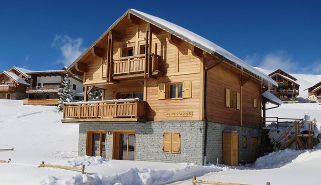 LA TOUSSUIRE: RECENT CHALET, 12 PEOPLE EXPOSED FULL SOUTH FACING THE NEEDLES