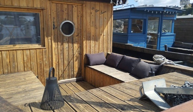 La Toue Charme (House Boat)