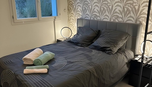 La Tour De Saint-Xandre – Room 3 with Pool, Terrace, Wi-Fi and Air Conditioning