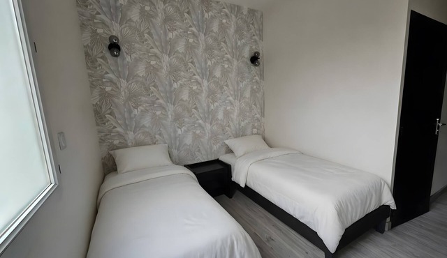 La Tour De Saint-Xandre – Room 3 with Pool, Terrace, Wi-Fi and Air Conditioning