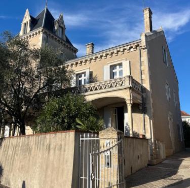 La Tour du Maine - Manoir de caractère du XIXe siècle avec chambres élégantes - confort moderne - jardin et parking privé