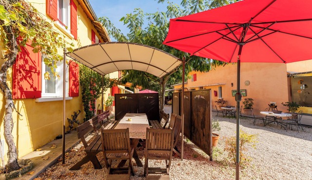 'La Treille Dorée' with Mountain View, Shared Pool and Wi-Fi