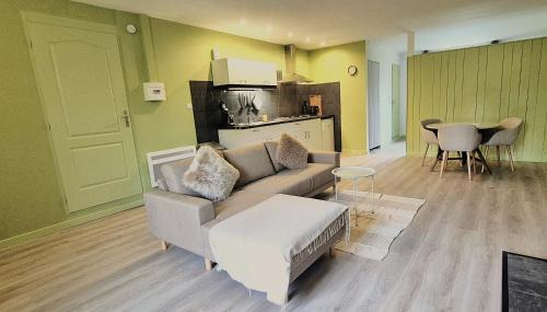 La Tulipe, ruime adult-only gîte met tuin en zwembad, Seuzey