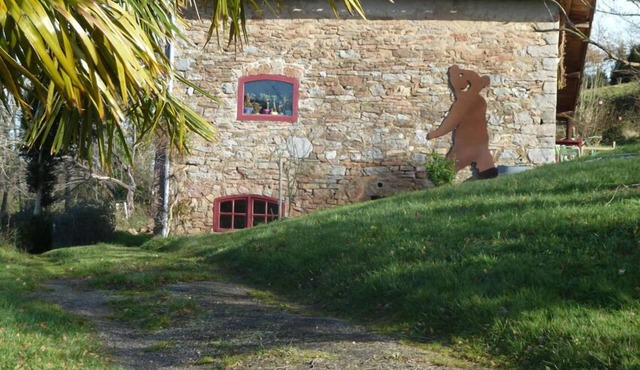 La Tutte de l'Ours, a bright house surrounded by nature.