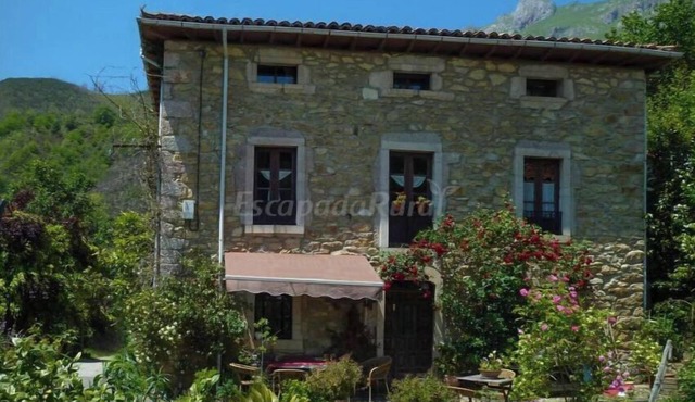 La Valleja getaway for groups seeking serenity and natural beauty of Picos
