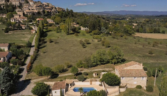 La Verdette, house sleeps 7, private pool, garden with trees