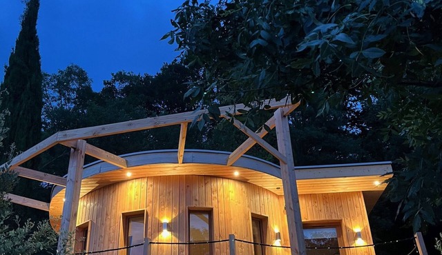 La victorine Cabane aux portes de toulouse In a green setting