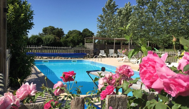 La Vigne- Beautiful 2 bed converted barn with shared solar heated Swimming Pool.
