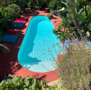"La Villa Bali", en Bord de Mer à 5 mn des plages avec Piscine à cascade, Grand extérieur unique sur le thème de Bali