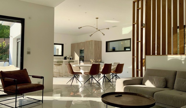 La Villa Blanca - Elegance between town and scrubland!