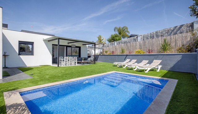 'La Villa Del Roc' with Private Pool, Wi-Fi and Air Conditioning