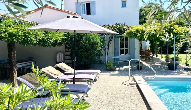 La villa des fleurs à Breuillet - sleeps 8 - garden - swimming pool