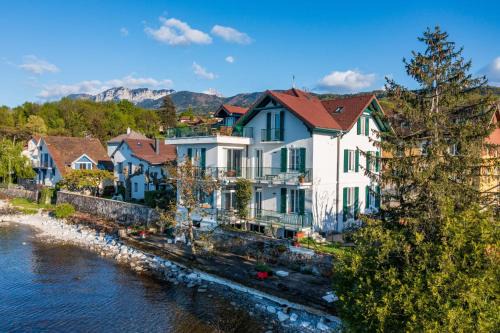 La Villa du Lac - Appartements de vacances - Les pieds dans l'eau