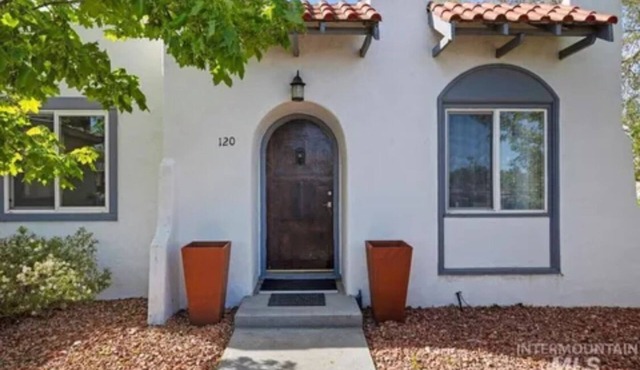 La Villa - Hagerman: Within walking distance to many fine local eateries!