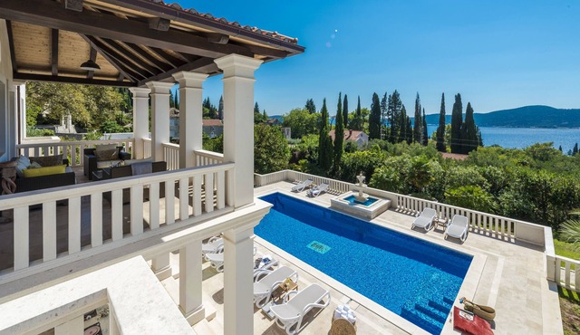 La Villa (OWNER) - Relax like its Renaissance at this nobleman worthy retreat