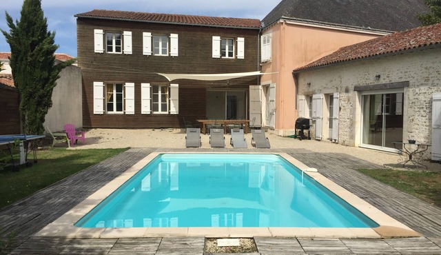 La Villa, private garden and swimming pool in exceptional location with château