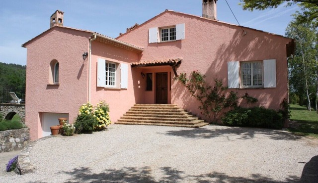 La Villa Rose is a spacious villa in Provence with a large pool.