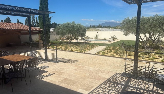 LA VILLA ROUGE WITH SWIMMING POOL AND VIEW OF MONT VENTOUX