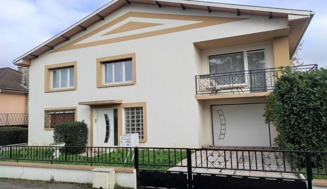 La Villa Sainte-rose: Gîte 3 Chambres Avec Jardin à 5 min de la Cité des Loisirs