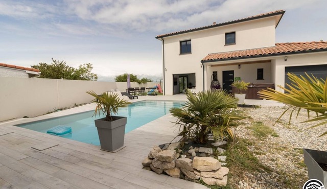 La Villa - Swimming pool and Jacuzzi