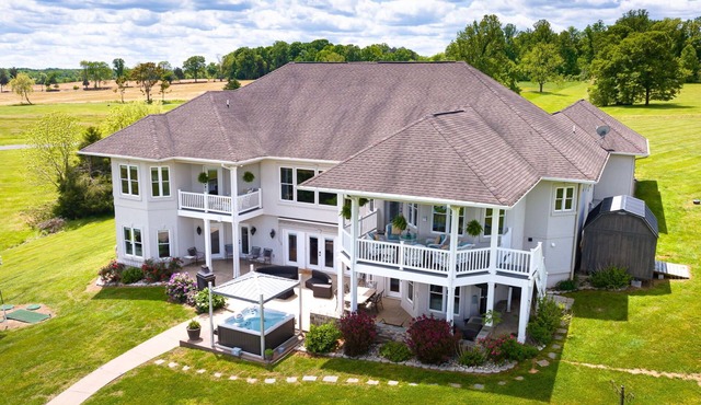 La Vita Bella at Lake Anna, Lake Front, 6000 sqft Resort Home with Hot Tub