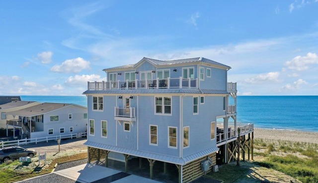 La Vita Bella: Spacious 9-BR oceanfront home in Oak Island, perfect for large groups!