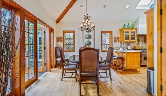 La Vita Dolce – Romantic Carmel-by-the-Sea Cottage Near Beach & Ocean Ave