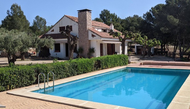 La Xaruga, Rural House in the middle of nature. Quiet with pool, bbq . private