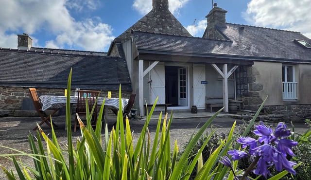 LA02 Charming little stone vacation home in Lanildut