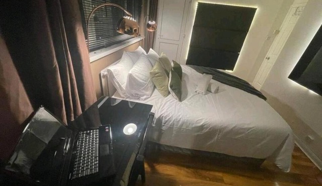 LA1 Hotel Themed Room 65 inch TV Free parking own fridge with park view