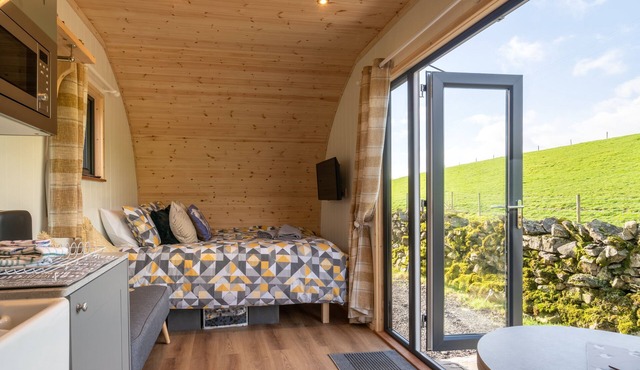 Laal Ewe - Glamping Pod, situated on a working farm
