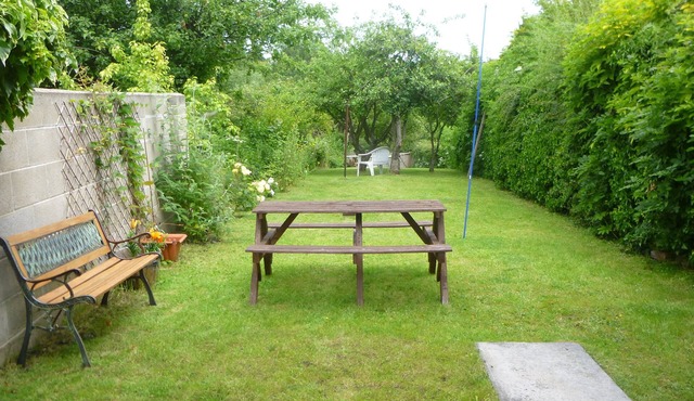 Laburnum Cottage. Large enclosed garden . Pet friendly .