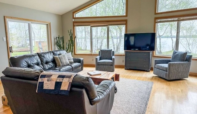 Lac du Lakehouse - Spacious 3bdrm, 2bath Waterfront home on Wpg River in LDB