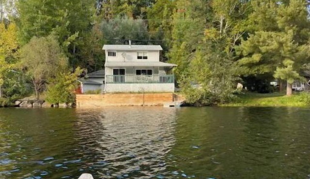 Lac Lola Waterfront Cottage 45 min from Ottawa
